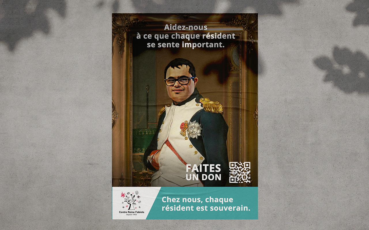 Affiche sous forme de portrait qui représente un résident habillé en Napoléon.